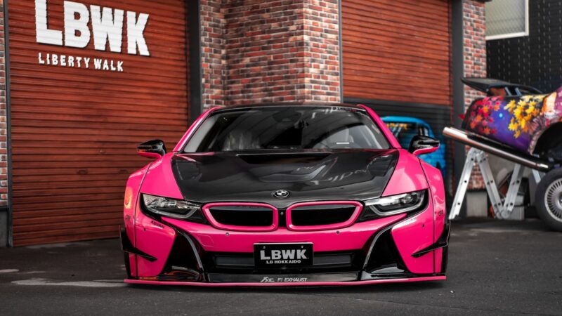 BMW i8 Berkelir Pink Ala Liberty Walk, Sangat Eyecatching!